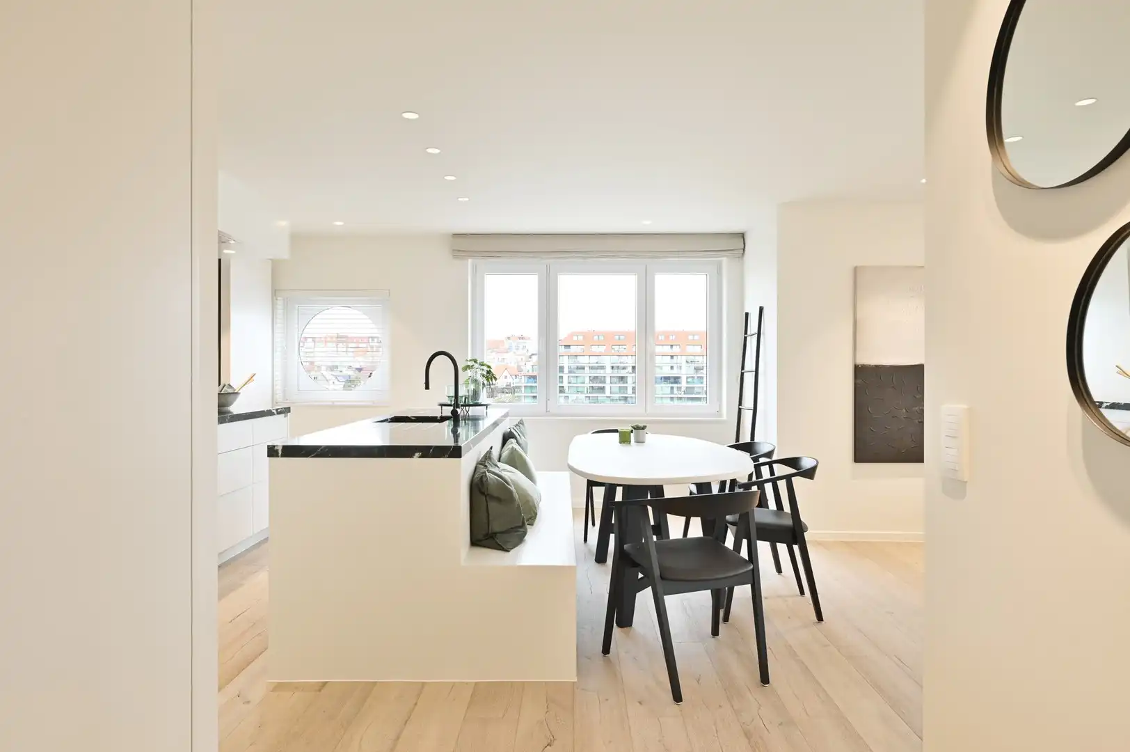 Gerenoveerd hoekappartement, heel rustig gelegen te Knokke,  genietend van een uitgestrekt zicht op het Zegemeer. foto 5