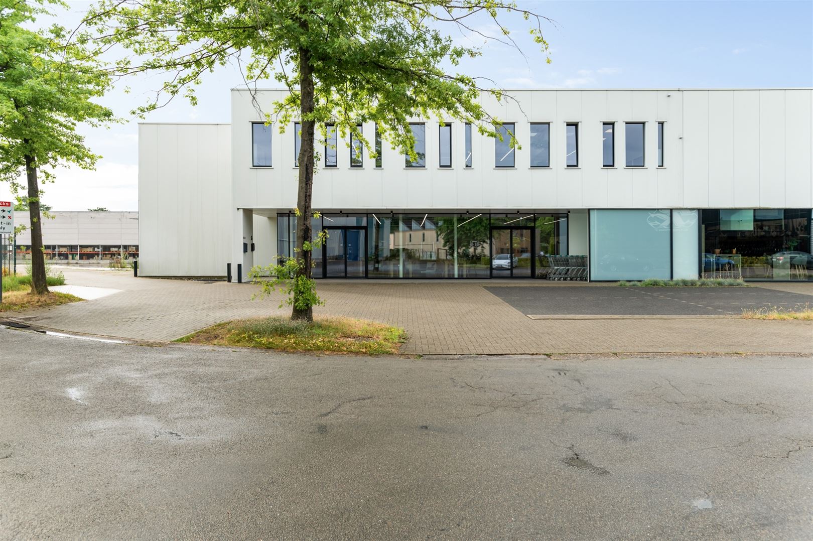 Kantoorgebouw foto {{pictureIndex}}