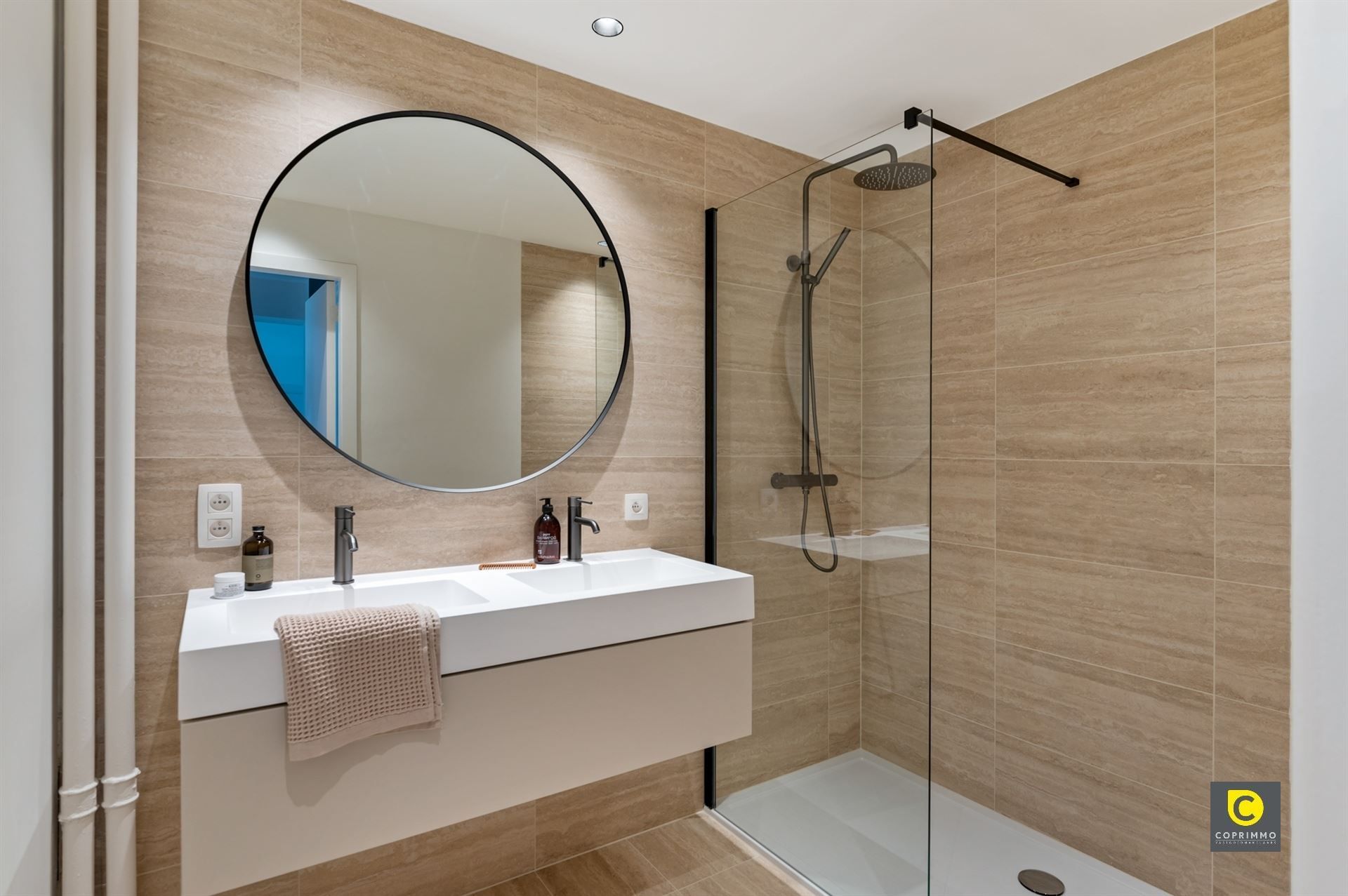 Luxueus gerenoveerd 2-slpk app met groot terras in 't groen! foto 6
