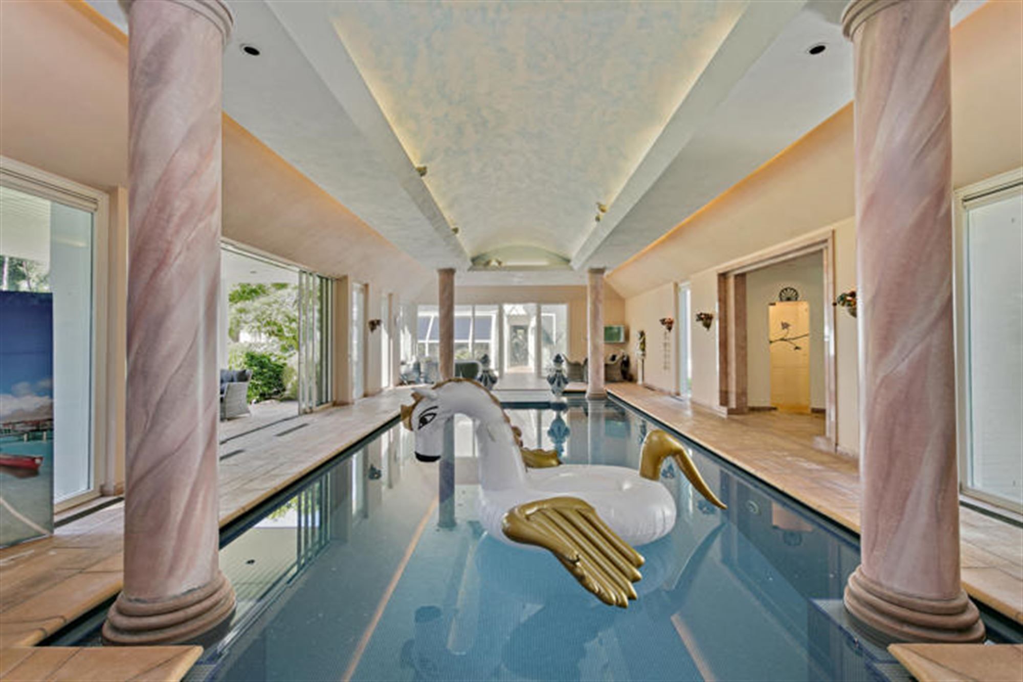 Statig landgoed met binnenzwembad op toplocatie foto 46