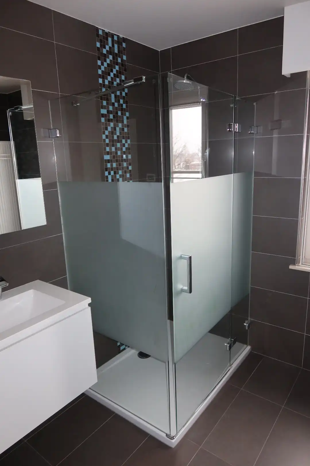 Uiterst ruime woning met 3 slk, 2 garages en tuin foto 14