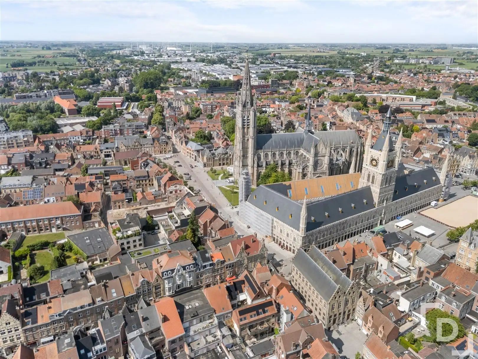 Appartement van 300m² met garage op toplocatie in Ieper foto 24