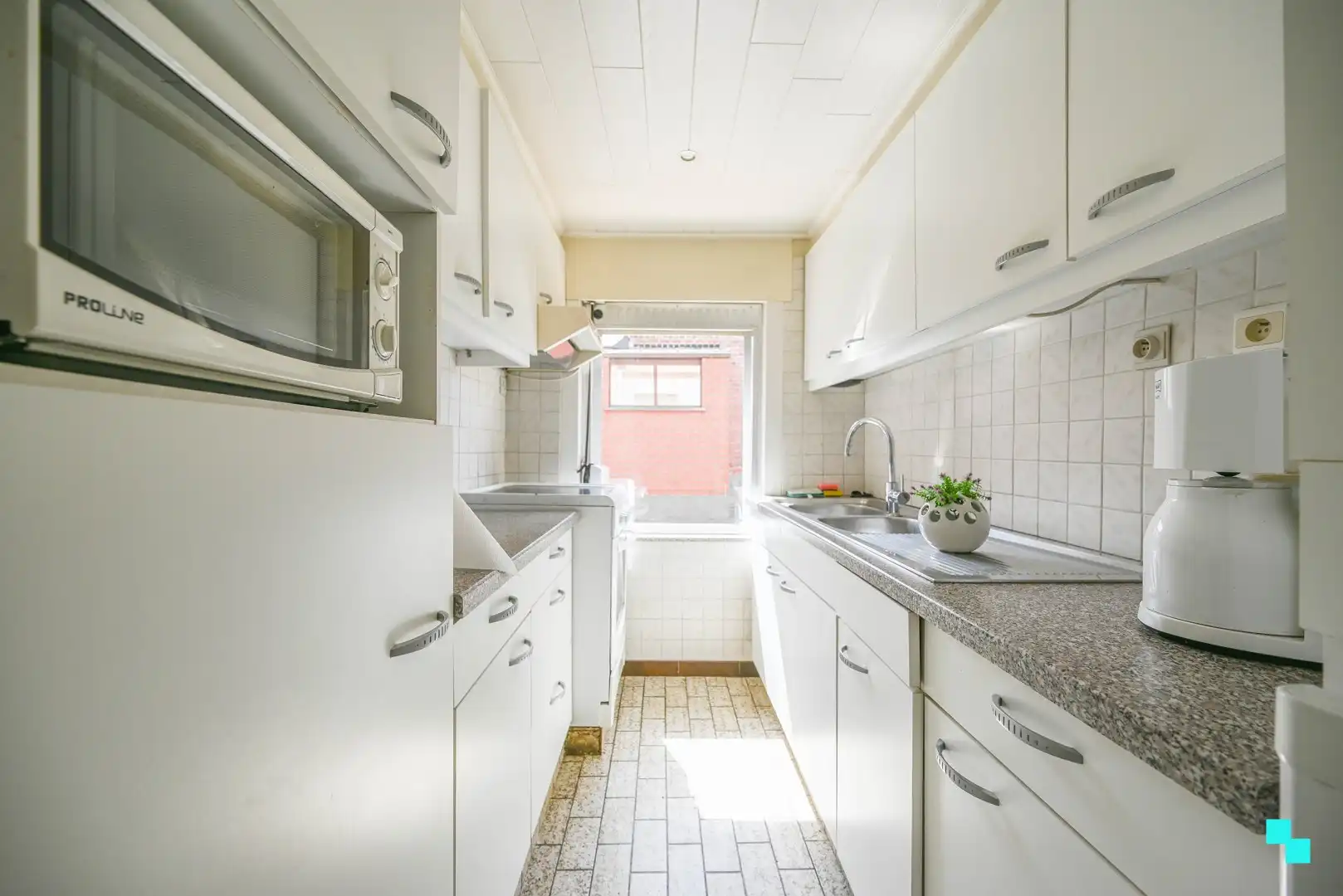 Te renoveren woonst met garage foto 8