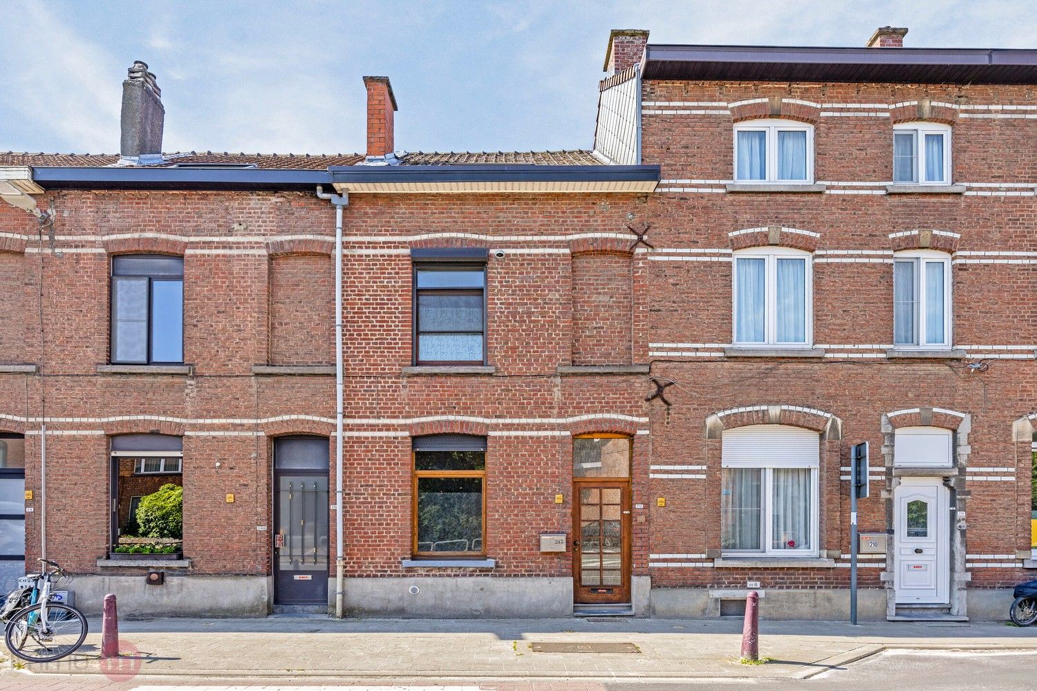 Charmante rijwoning met 3 slaapkamers en leuke tuin. foto 1