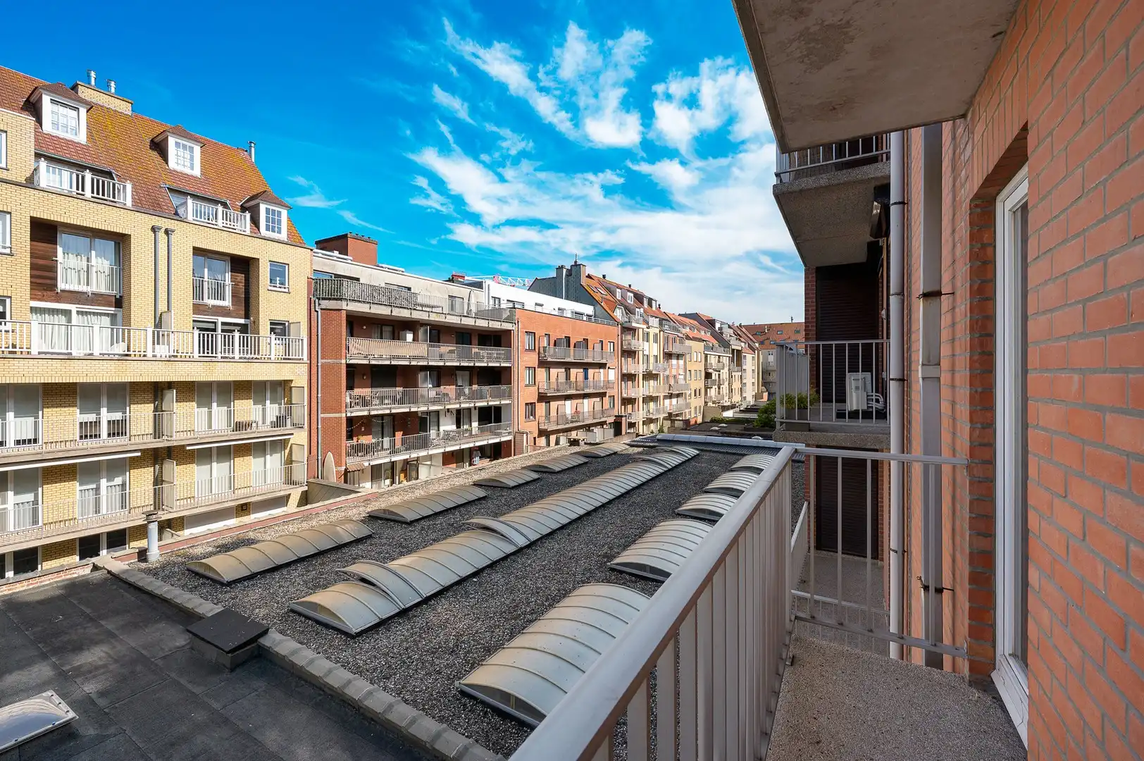 Ruim 2-slaapkamerappartement met twee terrassen nabij de zee. foto 18