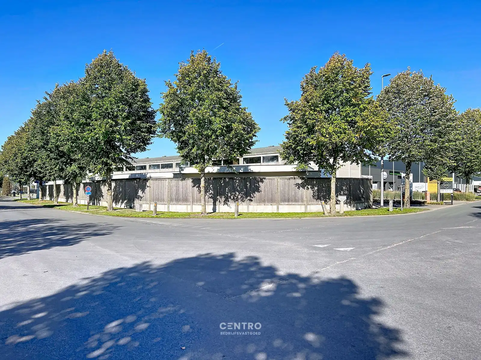 Magazijn met bureel (± 840m²) op INDUSTRIEZONE met gelijkvloerse LICHTRIJKE woonst  (o.a. 3 slpks, 2 garages,...)  op een prachtig HOEKperceel van 2.061 m² te Diksmuide! foto 3