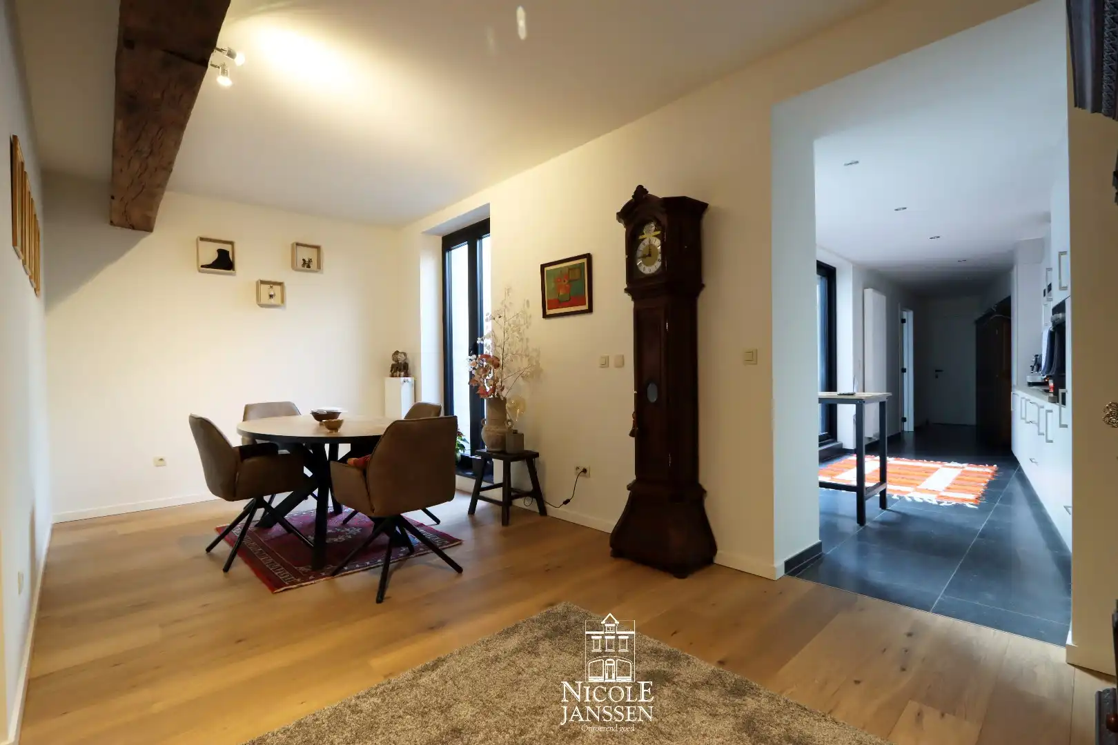 Trendy appartement met gezellig binnenterras en lift in het hartje van Maaseik foto 7