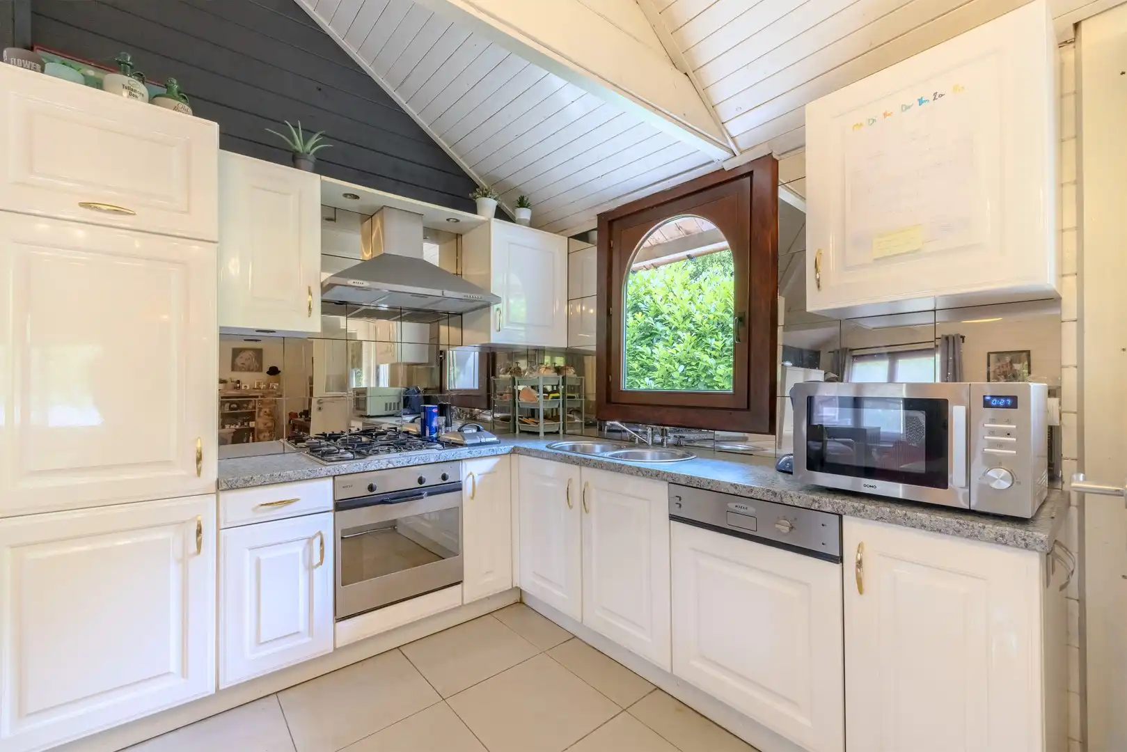Instapklare bungalow  (vakantiewoning) op een prachtig perceel in het groen te Herselt! foto 8