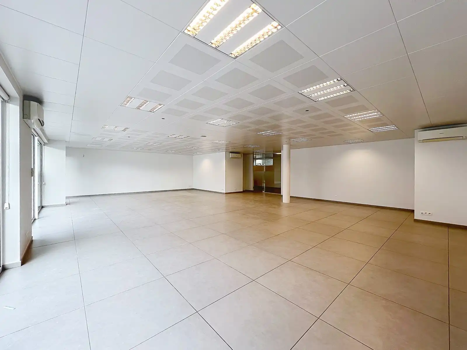 Volledig instapklare LICHTRIJKE commerciële ruimte ± 185m²  (kantoor, diensten, vrije beroepen,...) in het CENTRUM! foto 8