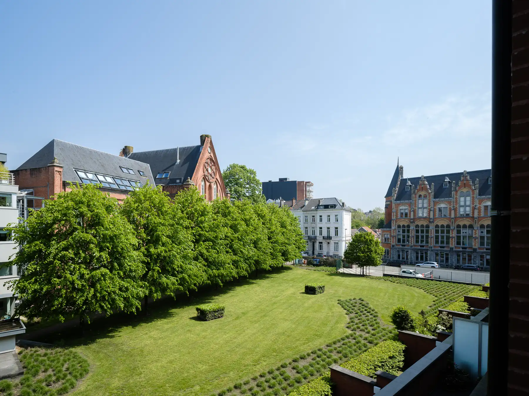 Lichtrijk appartement nabij de Coupure met ruime garageb foto 11