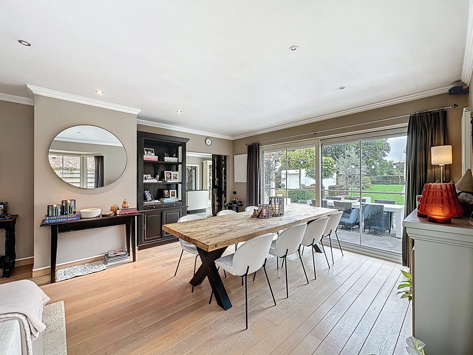 Prachtige landelijke gelegen vrijstaande woning uit 2001, gelegen op een perceel van 16a 43ca. Deze woning biedt comfort, ruimte en privacy met hoogwaardige afwerking en moderne gemakken. foto 8
