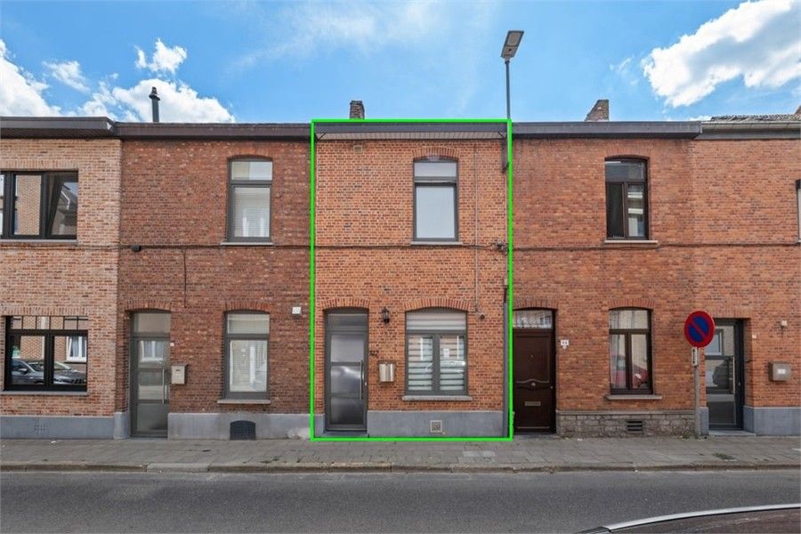 ENERGIEZUINIGE STADSWONING MET ZONNEPANELEN IN HET CENTRUM VAN SINT-TRUIDEN foto {{pictureIndex}}