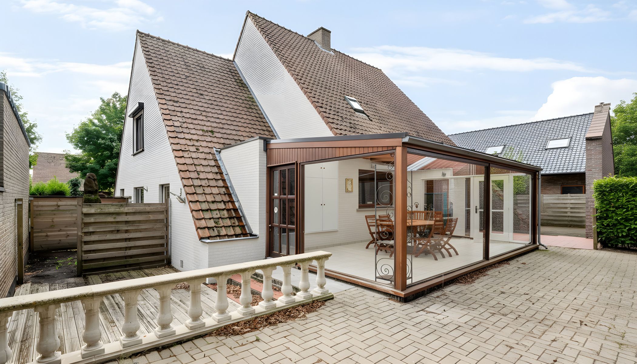 Ruime gezinswoning met bijgebouw en tuin op 694m2 grond foto 3
