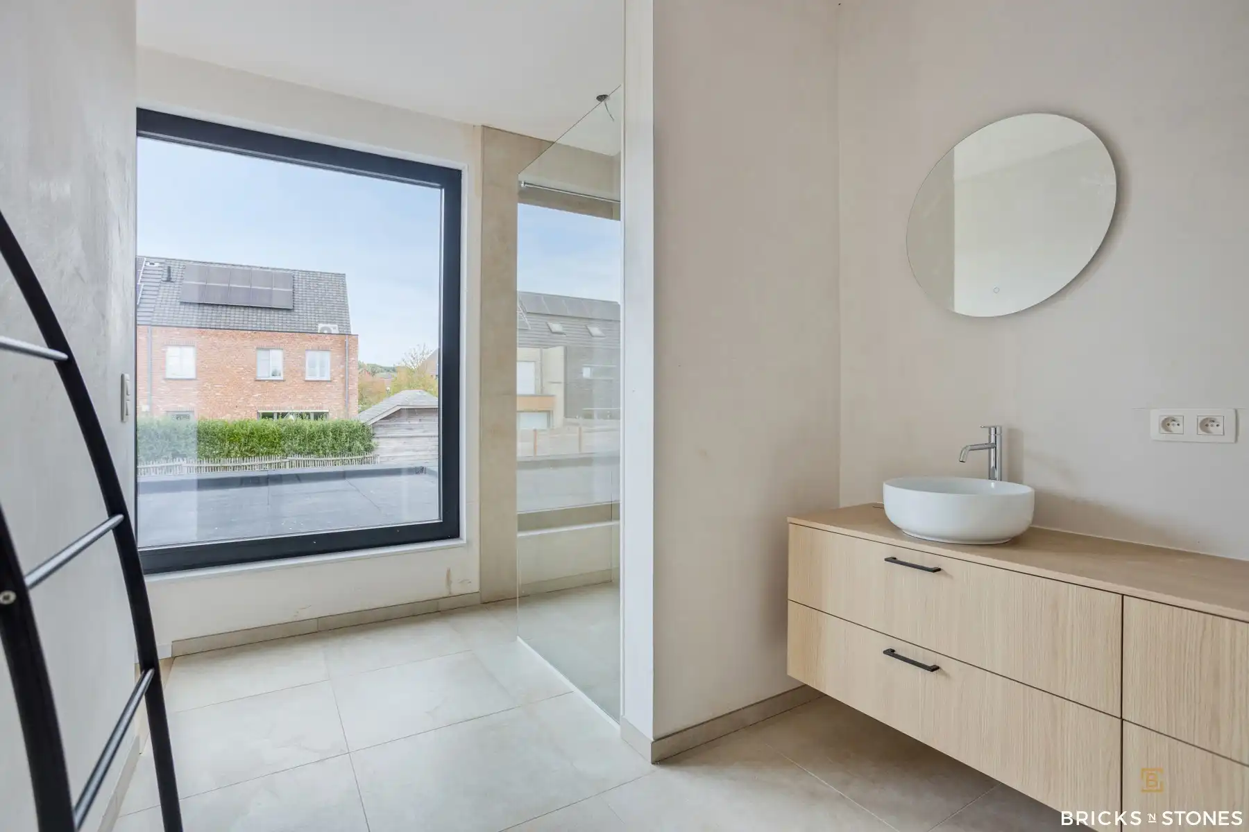 Stijlvolle nieuwbouwwoning met tuin, 3 slpks & 2 badk foto 20