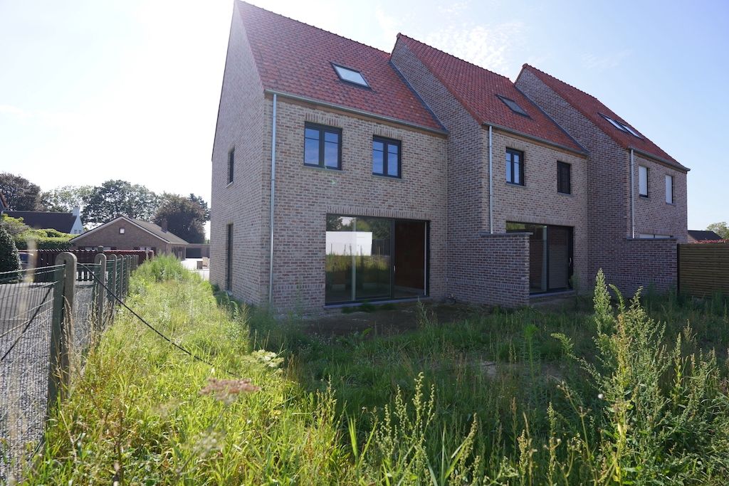 Knappe, halfopen woning met 3 slaapkamers foto 2