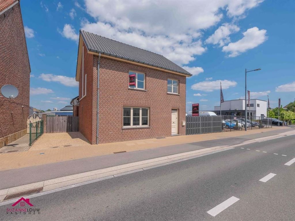 Gerenoveerde verrassend ruime vrijstaande woning foto 2