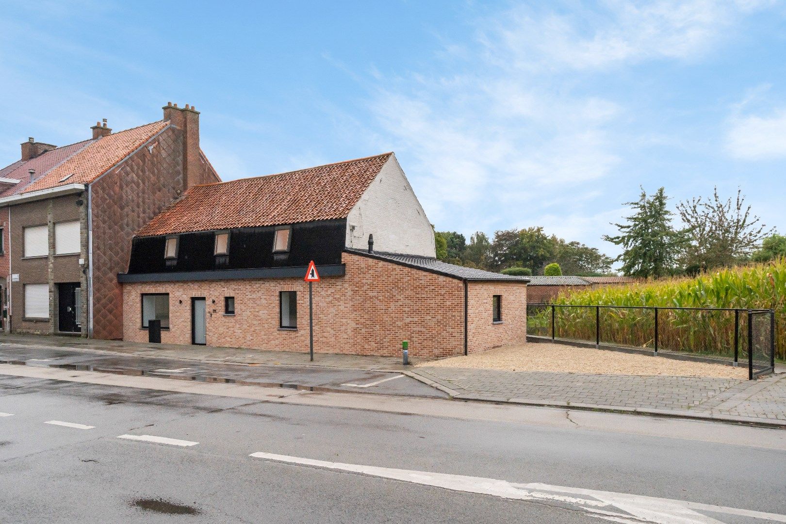 Ruime woning met 4 kamers en zijoprit op een perceel van 632 m² foto 2