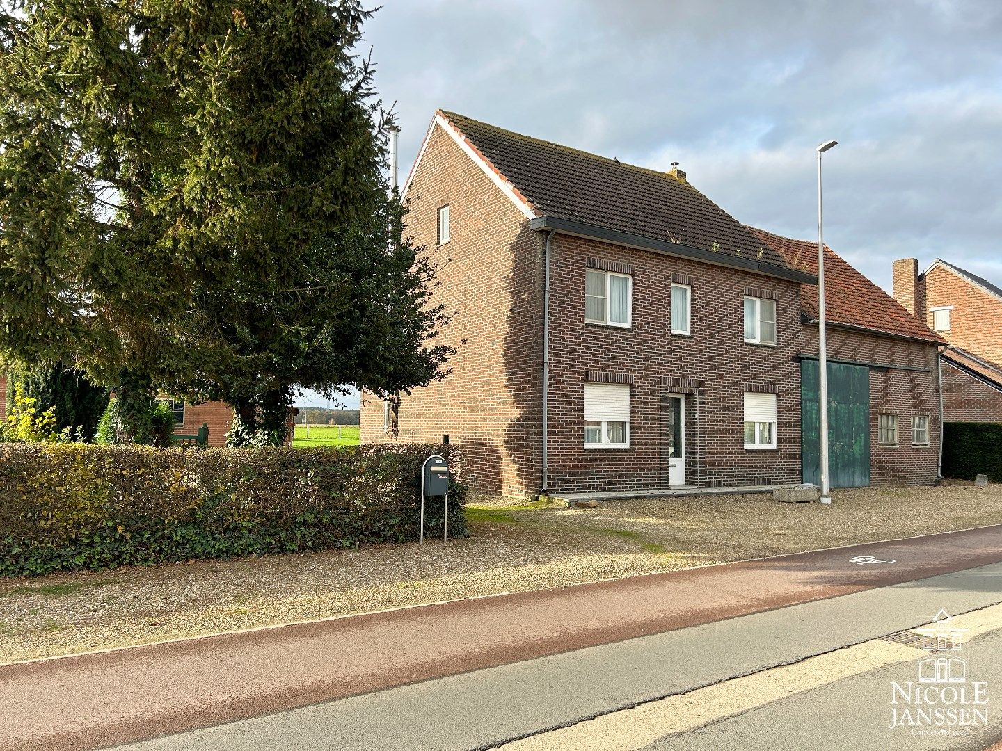 Hoofdfoto van de publicatie: Te renoveren ruime hoevewoning met stallingen en grond