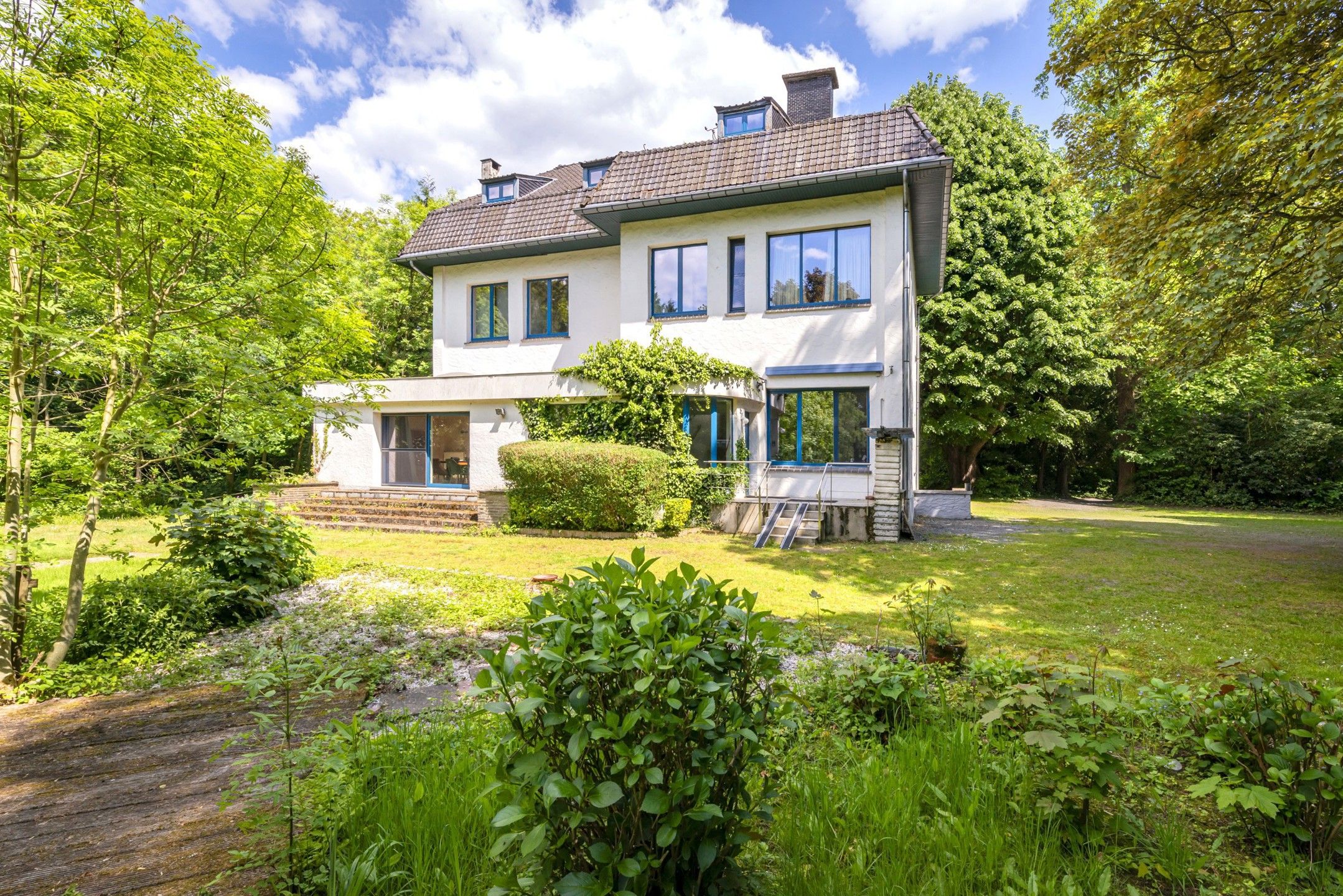 Exclusieve villa met zwembad en privédomein te Dilbeek foto {{pictureIndex}}