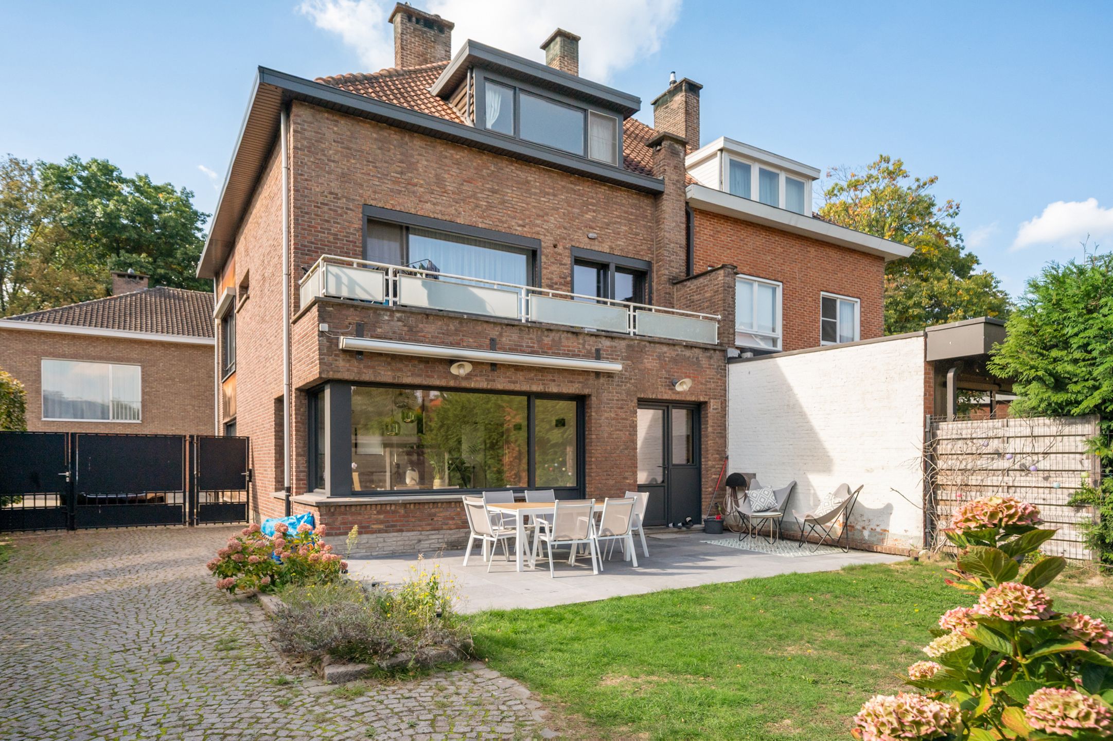 Ruime halfopen bebouwing met 4 slaapkamers en 2 badkamers aan de groene parken van Hoboken.  foto 2