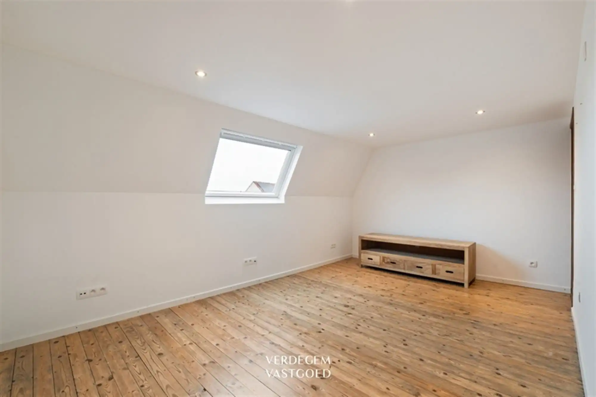 Vrijstaande woning met 2+1 slaapkamers, tuin en weidse zichten - te renoveren foto 12