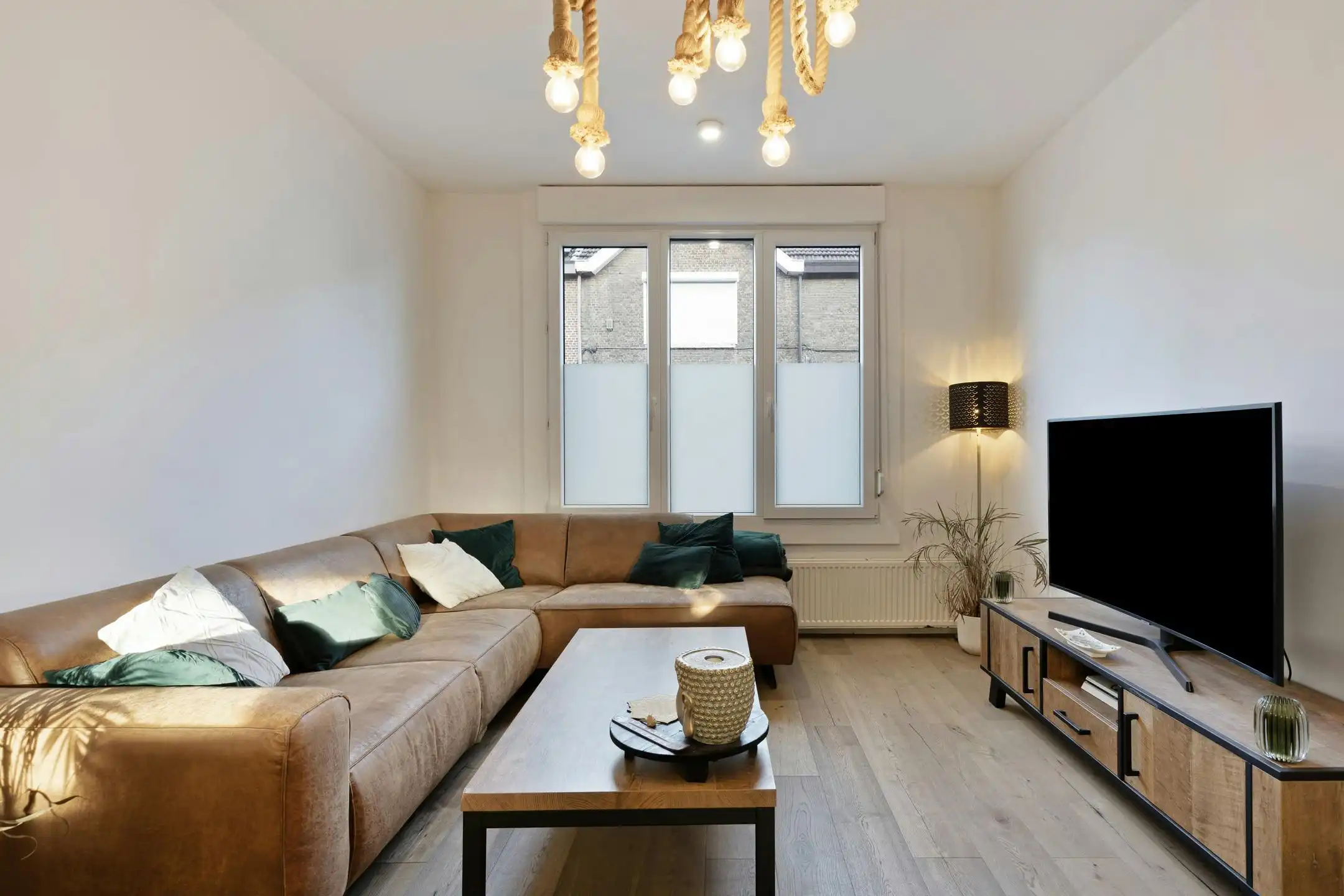 Volledig gerenoveerde woning met tuin te koop in Luchtbal!  foto 2