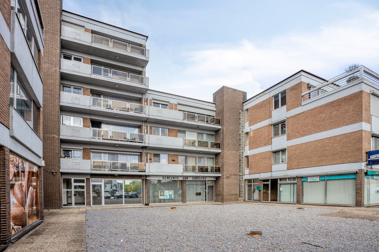 Ruim appartement met 3 slaapkamers en 3 terrassen op de bovenste verdieping in hartje Rekem ! foto {{pictureIndex}}