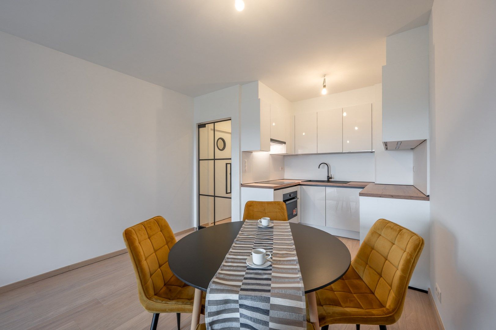 Volledig gerenoveerd appartement - achterzijde Zeedijk foto 3