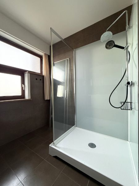 Rustig en zongeoriënteerd 3-slaapkamerappartement met terras en open uitzicht op water foto 14