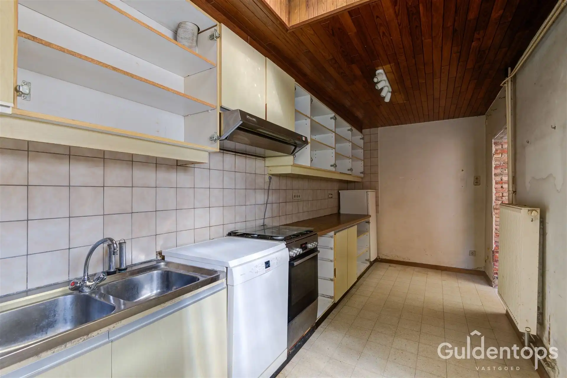 Te renoveren gezinswoning met 3 slaapkamers en grote tuin. foto 14