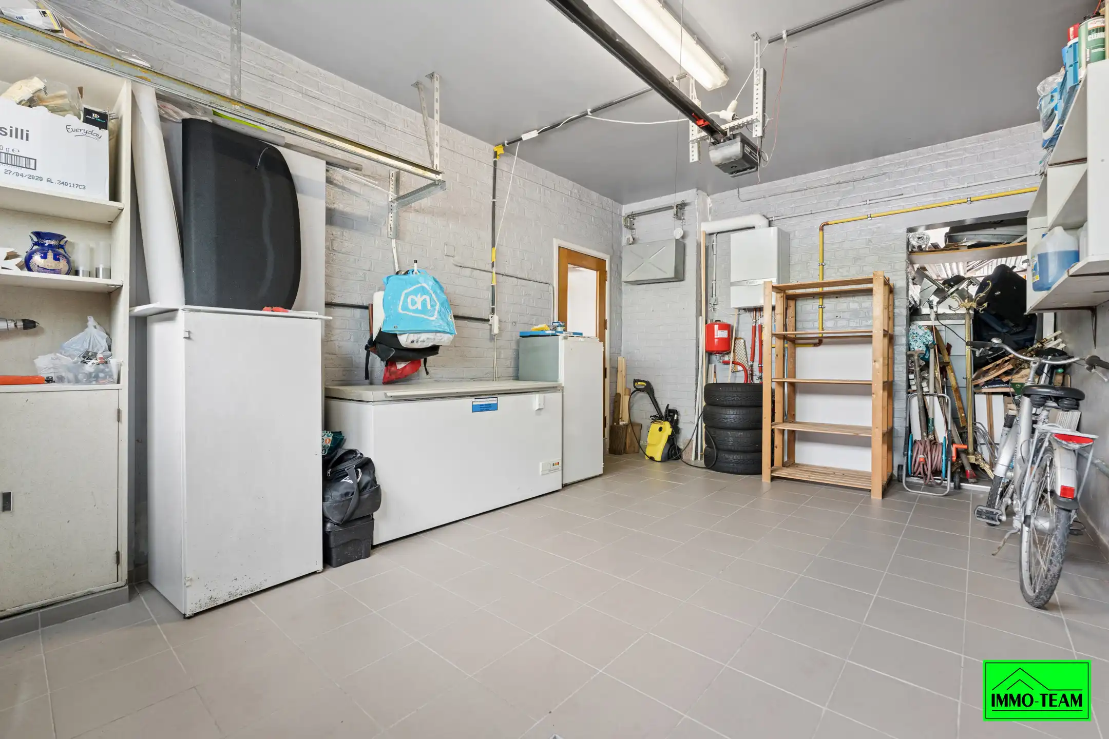 Ruime gedeeltelijk vernieuwde 2-gevel op gunstige locatie foto 28