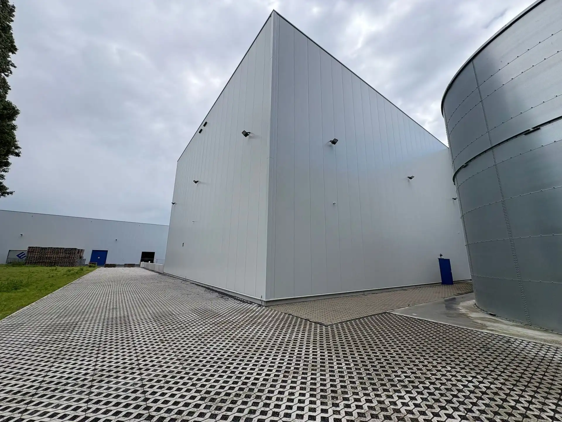 Nieuwbouw magazijn van 6.444m² met 5 los- en laadkades te huur. foto 14