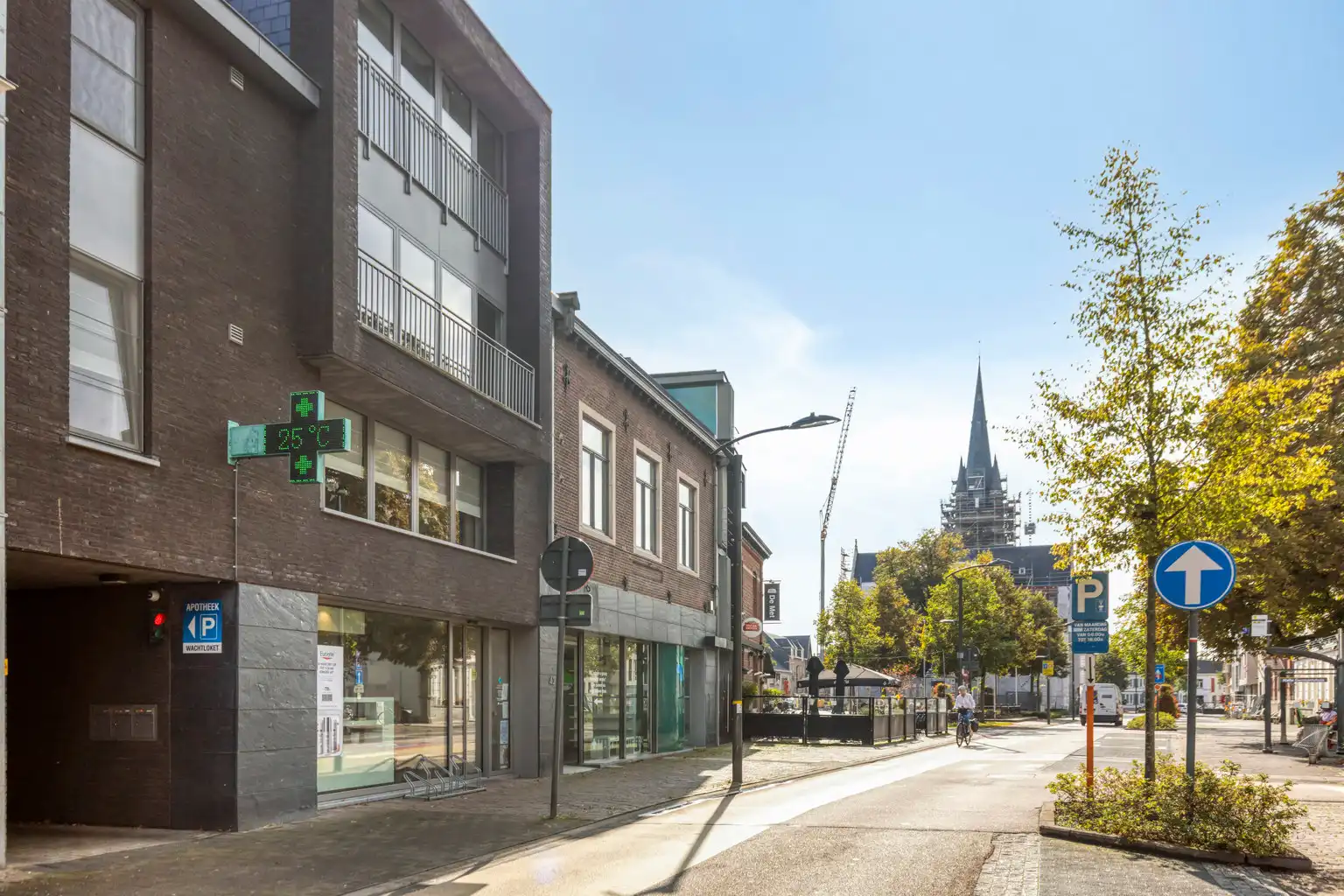 Handelspand met ruime woonst en garage in het centrum foto 38