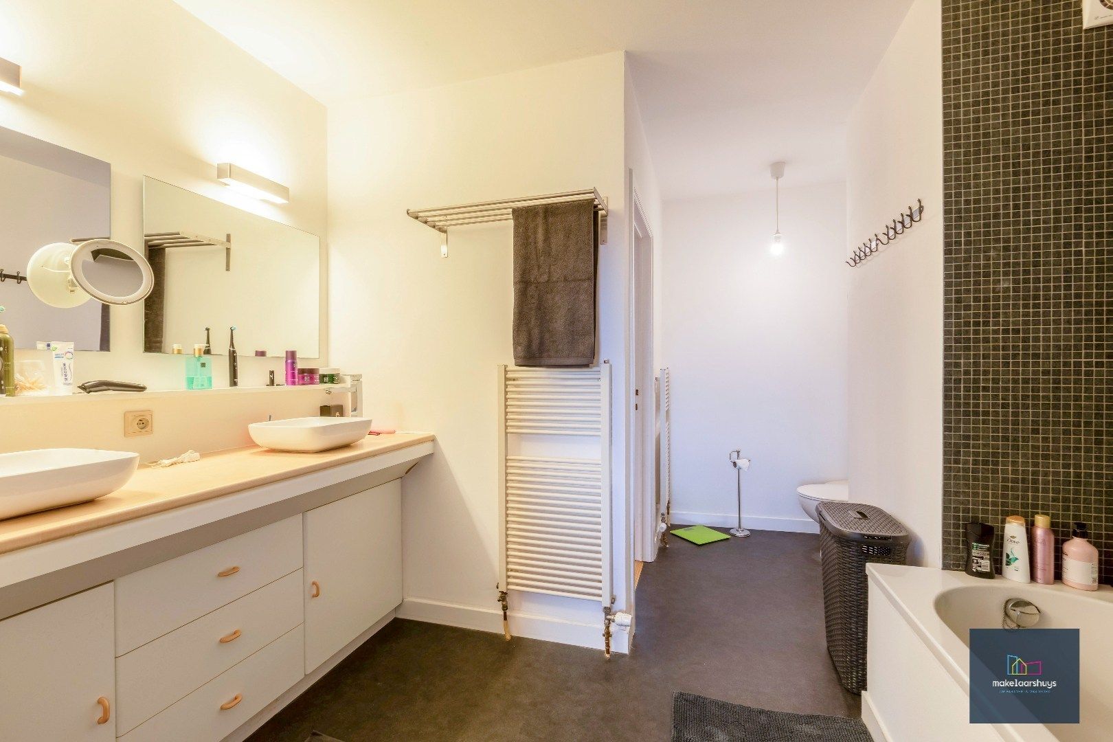 Heel ruime Instapklare woning in rij  met zonneterras en 2 staanplaatsen foto 20