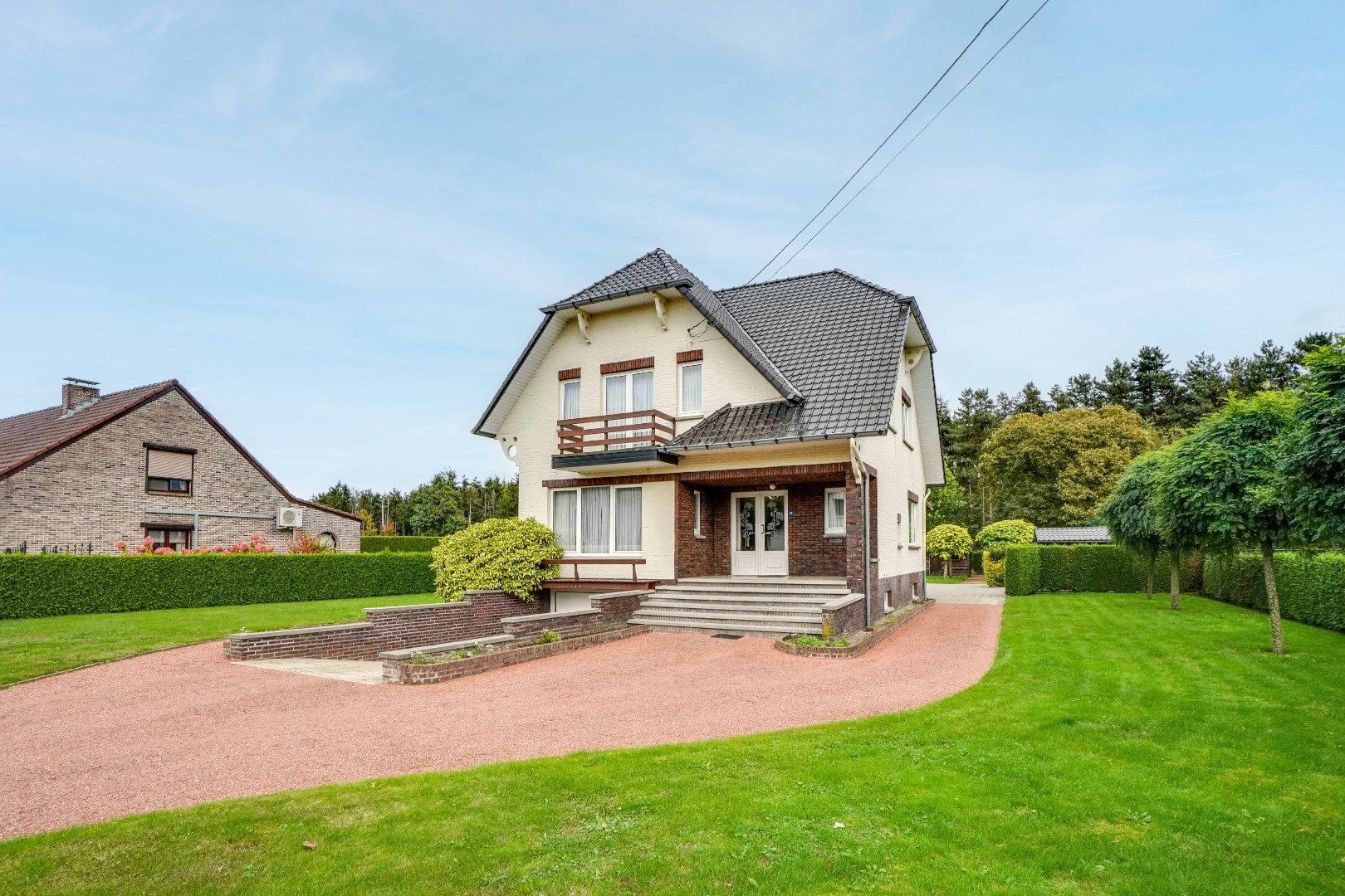 VRIJSTAANDE WONING OP EEN RUIM PERCEEL VAN 1625 M² IN EEN GROENE OMGEVING !  foto 1