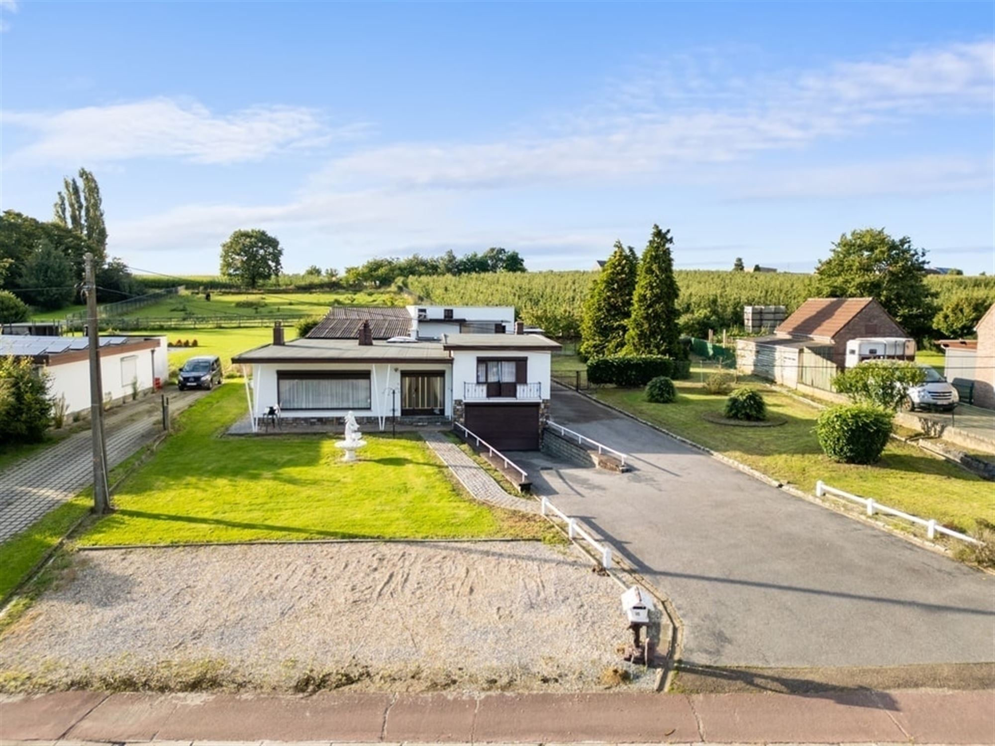 OP TE FRISSEN GEZINSWONING MET GROTE GARAGES OP EEN MOOI PERCEEL VAN 16A80CA foto 32