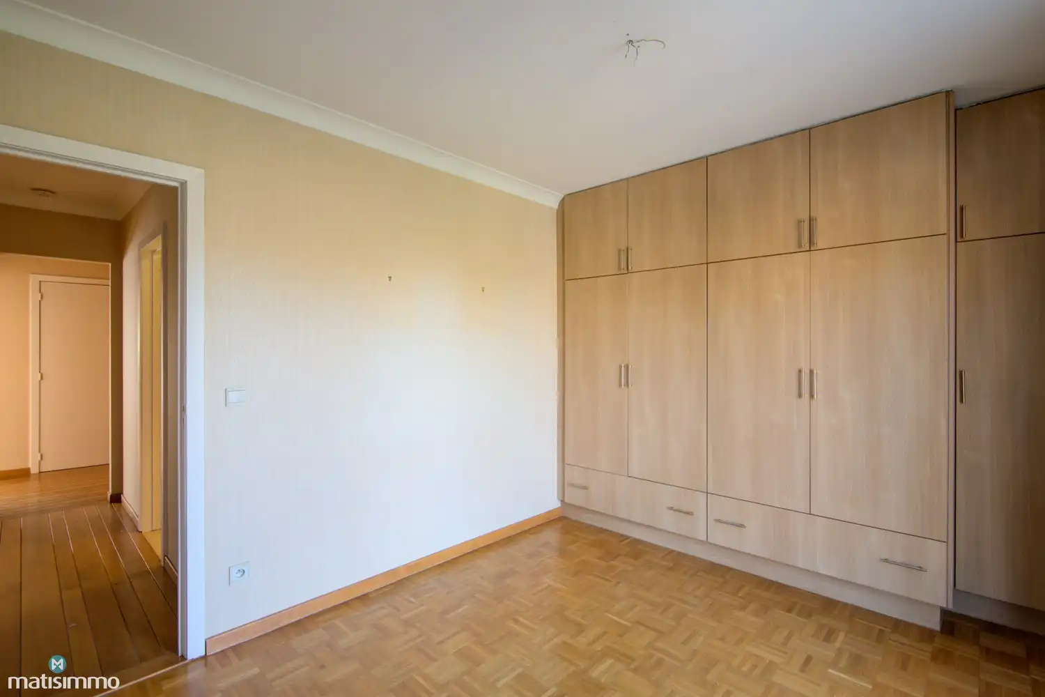 RUIM APPARTEMENT MET 2 SLAAPKAMERS, 2 TERRASSEN, KELDERBERGING EN ONDERGRONDSE AUTOSTAANPLAATS IN BILZEN-CENTRUM foto 15