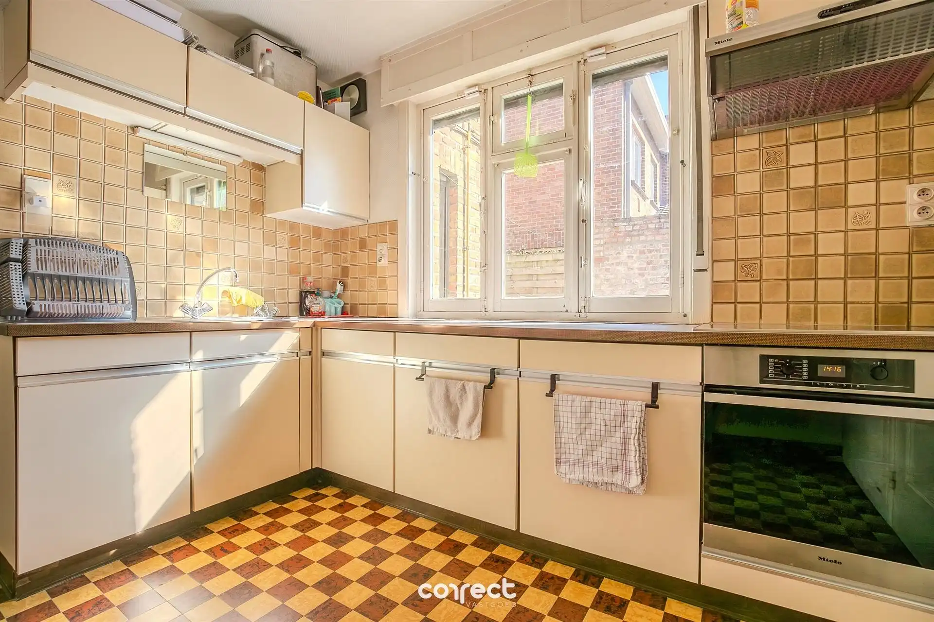 Halfopen bebouwing met oprit, garage, tuin en 3 slaapkamers. foto 5