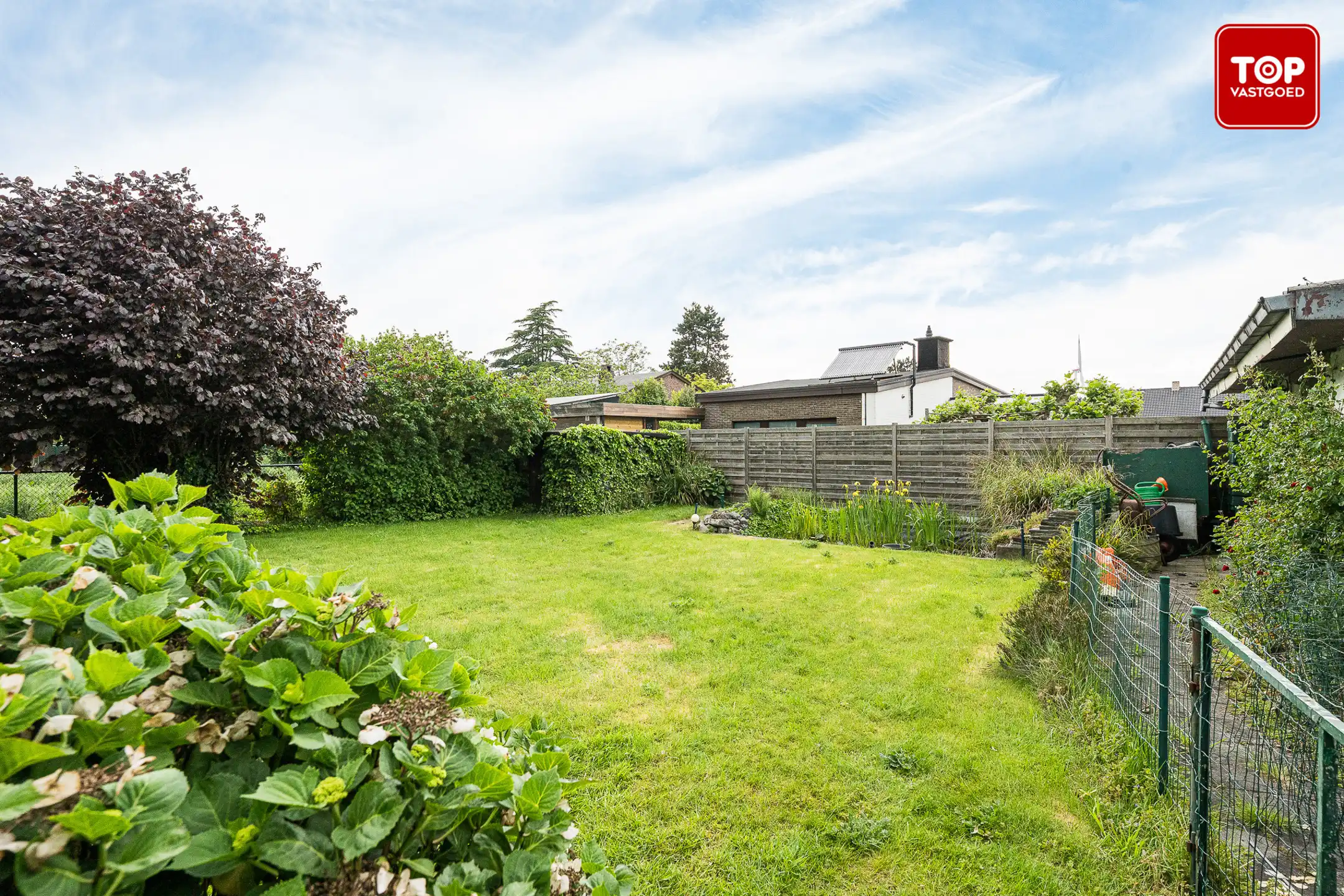 Te renoveren bungalow met charmante tuin op een toplocatie. foto 3