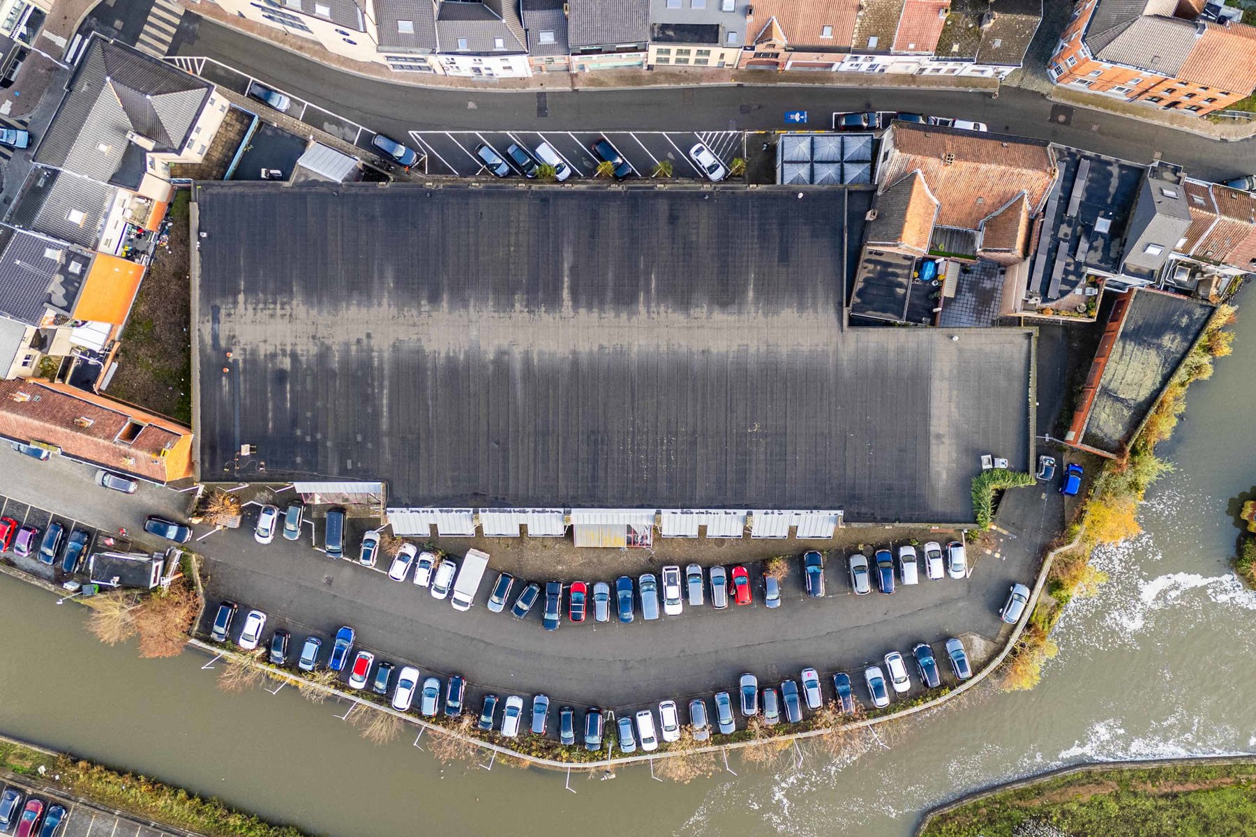 Polyvalent handelspand/kantoren pand op topligging foto {{pictureIndex}}