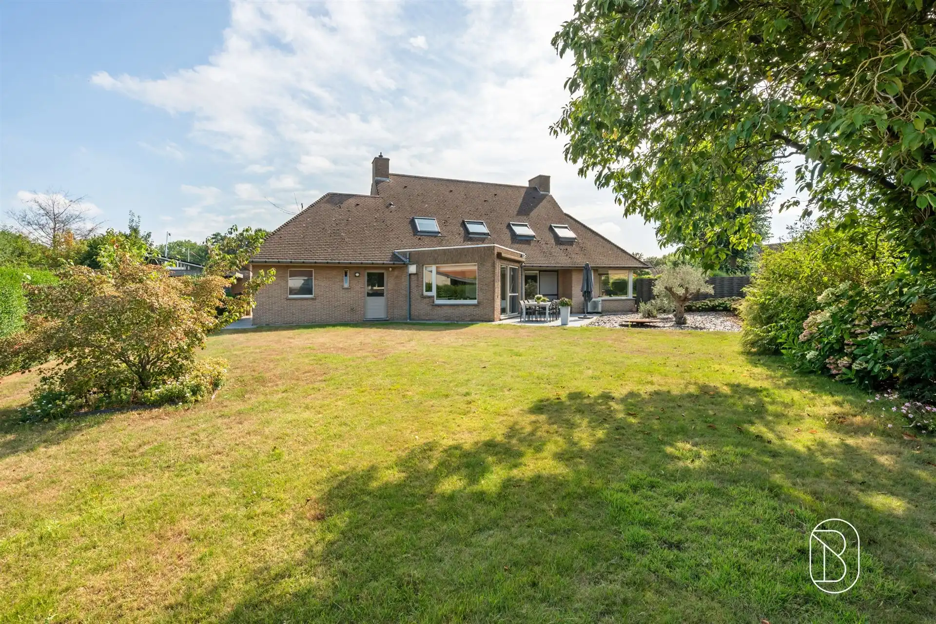 Ruime villa met praktijkruimte in doodlopende straat foto 8