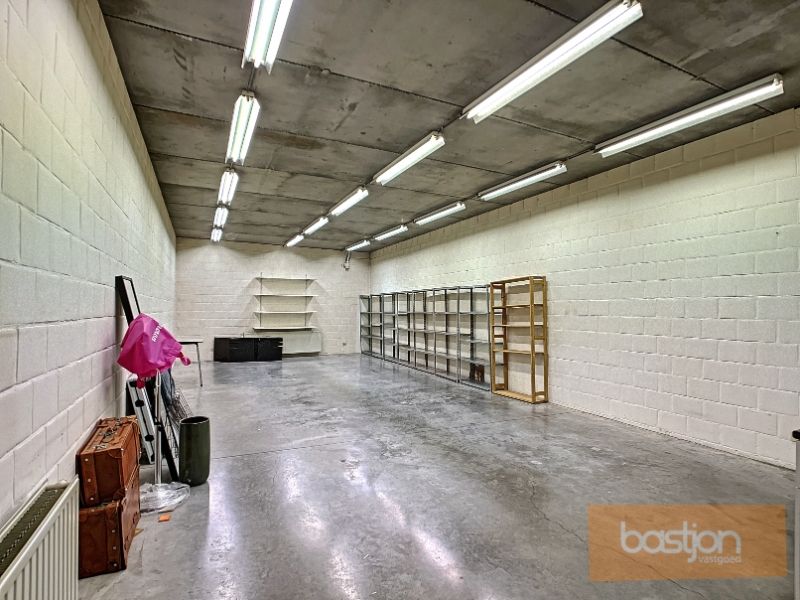TE KOOP: Handelspand + Duplexappartement in hartje Kuurne foto 5