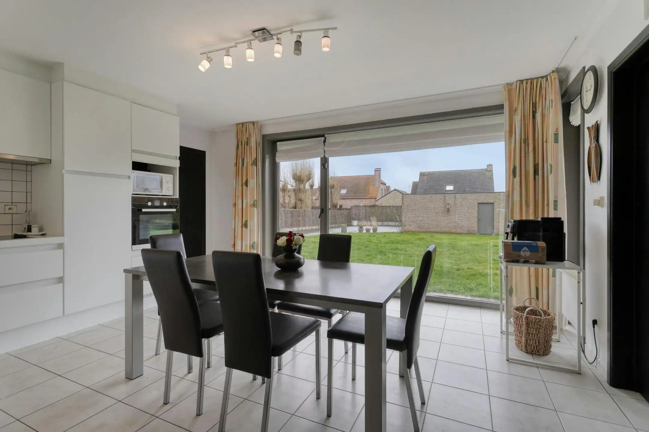 Karaktervolle villa op ruim perceel te koop in Roeselare foto 7