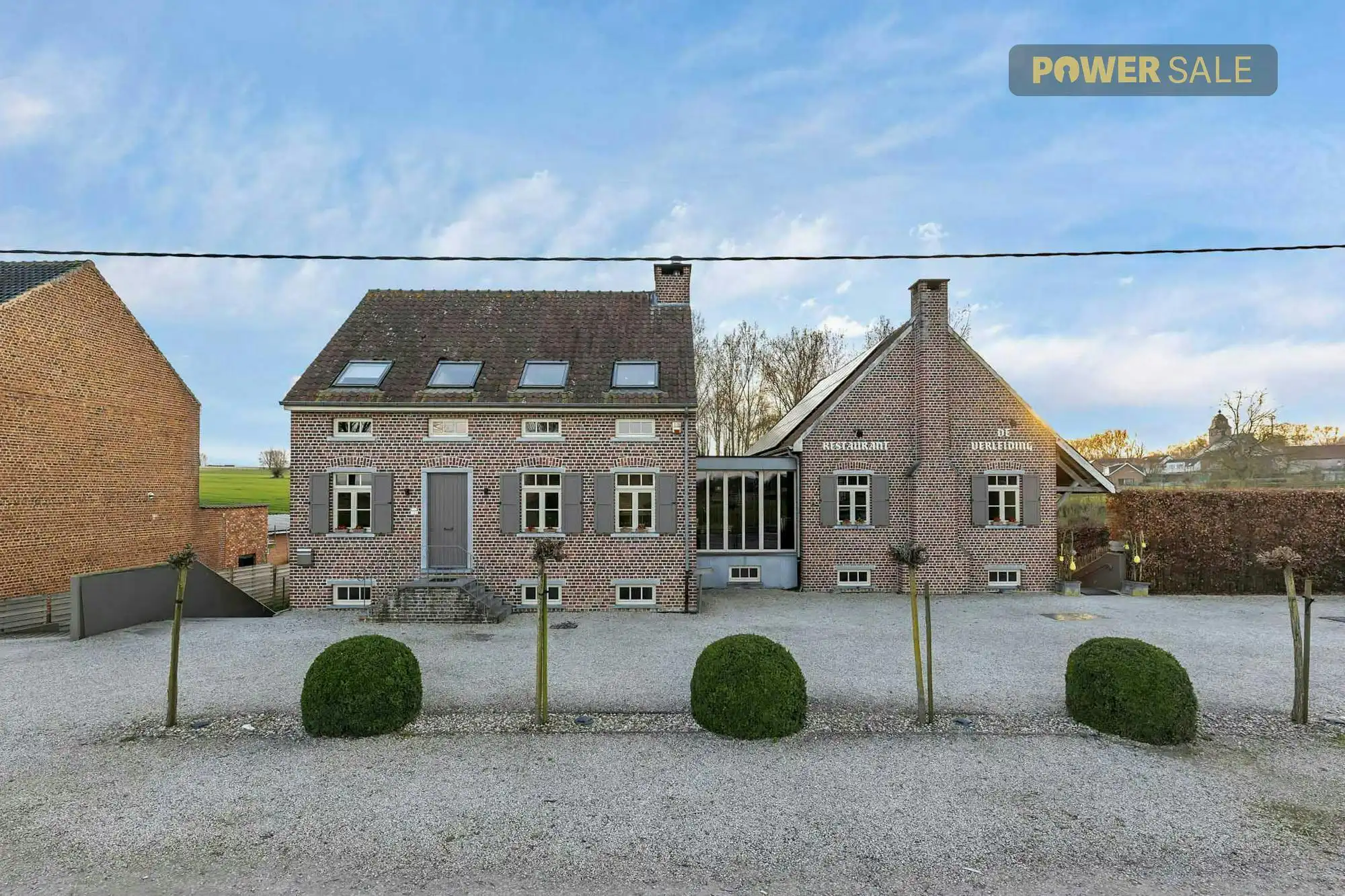 Exclusief en veelzijdig handelspand met woning te Gooik foto {{pictureIndex}}