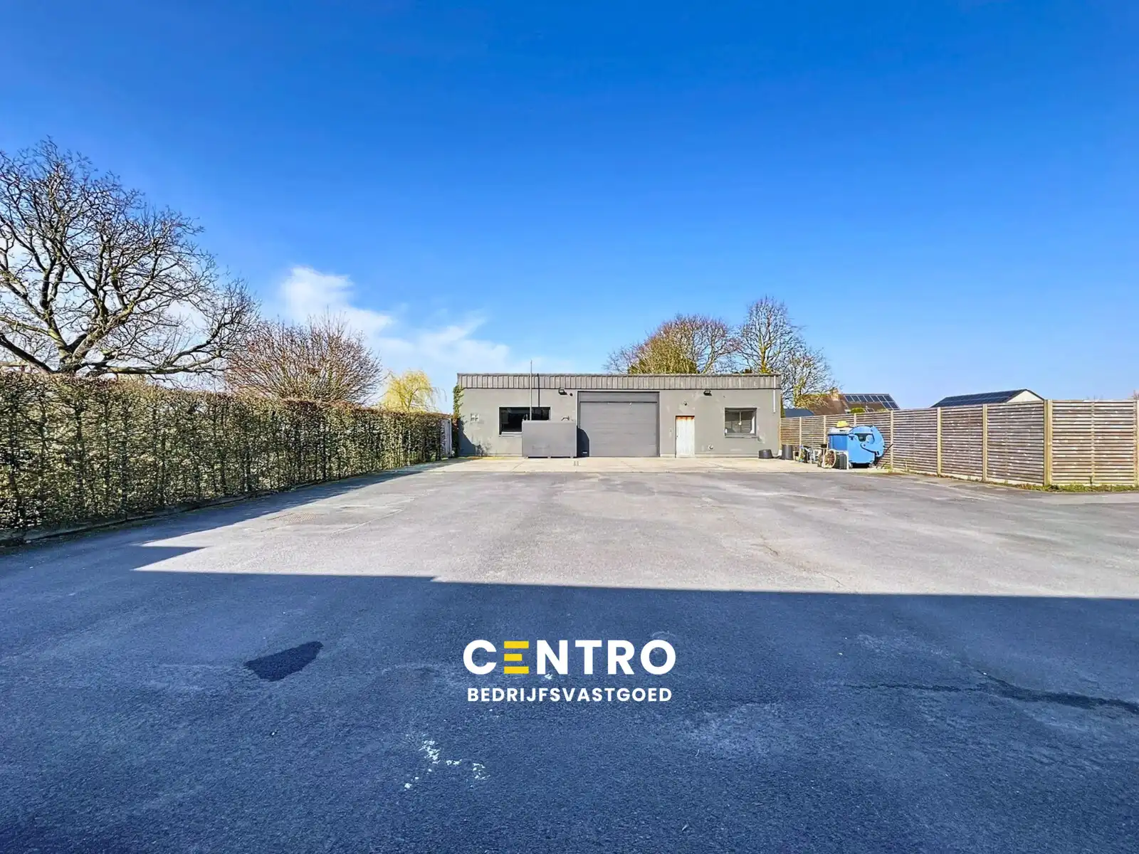 Magazijnen met kantoorgedeelte, garages én RUIM verhard buitenterrein, rustig gelegen in centrum Hooglede! foto {{pictureIndex}}