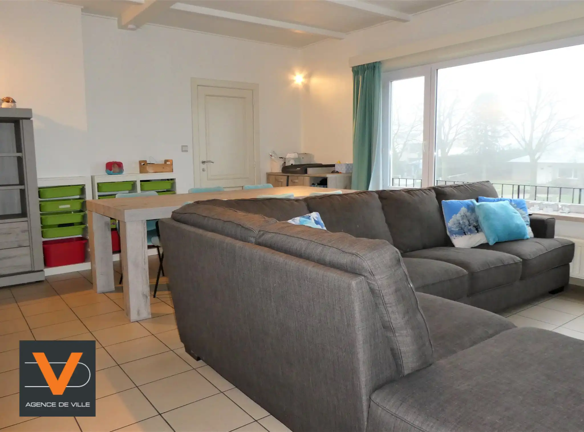 Prachtige koppelwoning met zonnig terras van 16m² en 2 autostaanplaatsen. Veel lichtinval door de grote ramen. foto 2