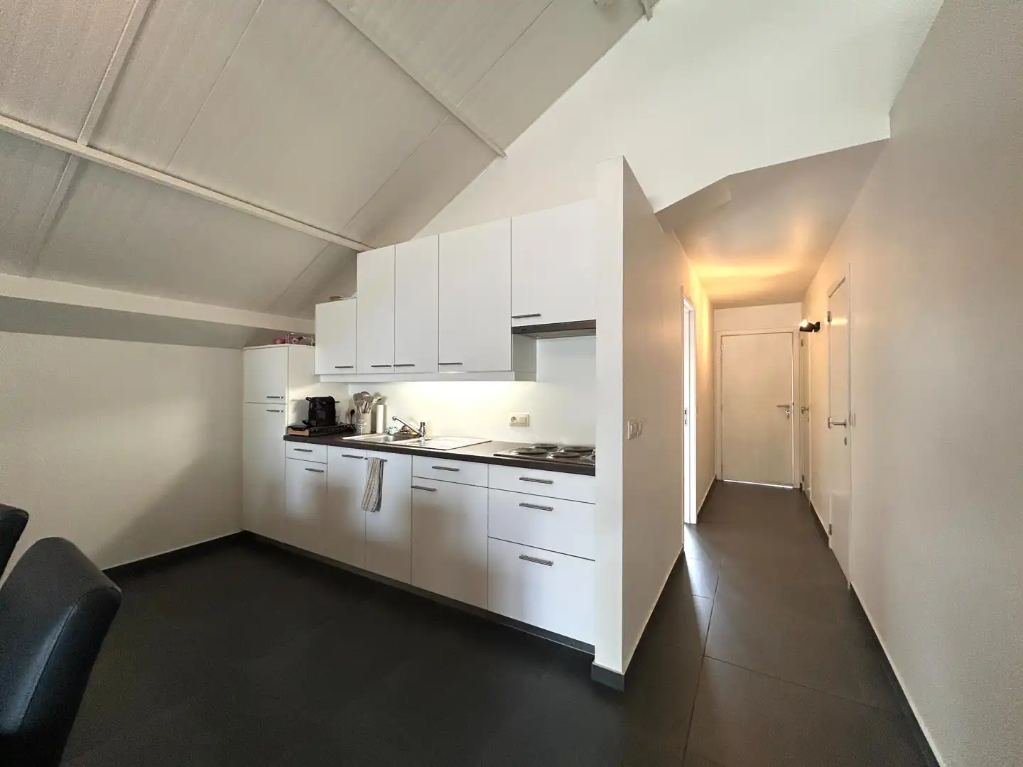 Instapklaar appartement nabij centrum Oostrozebeke! foto 4