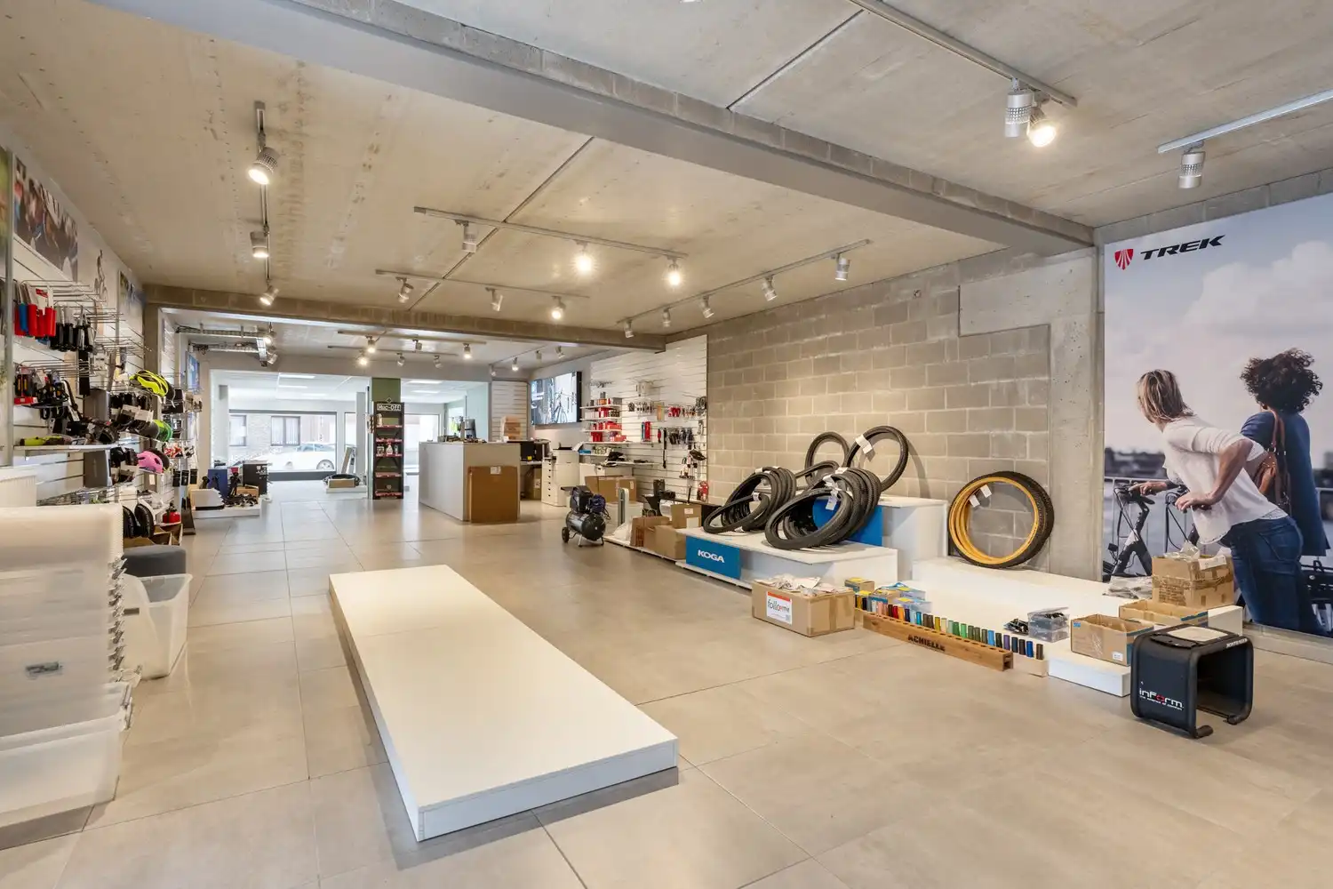 Commercieel pand met ruime handelsruimte, loods én drie-slaapkamer appartement van 160 m² in Wezemaal ! foto 7