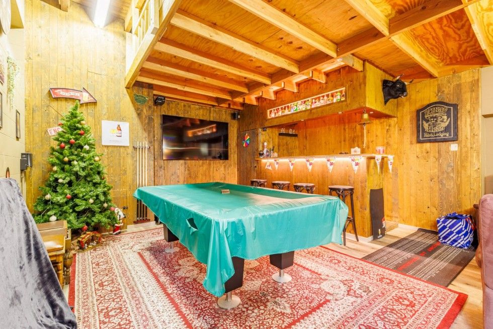 Brugge centrum, OPBRENGSTEIGENDOM bestaande uit  een MAGAZIJN op het gelijkvloers,  een STUDIO op de 1é Verd,  DUPLEX  LOFT STUDIO ONDER HET DAK ALLES VERHUURD MOOIE OPBRENGST foto {{pictureIndex}}