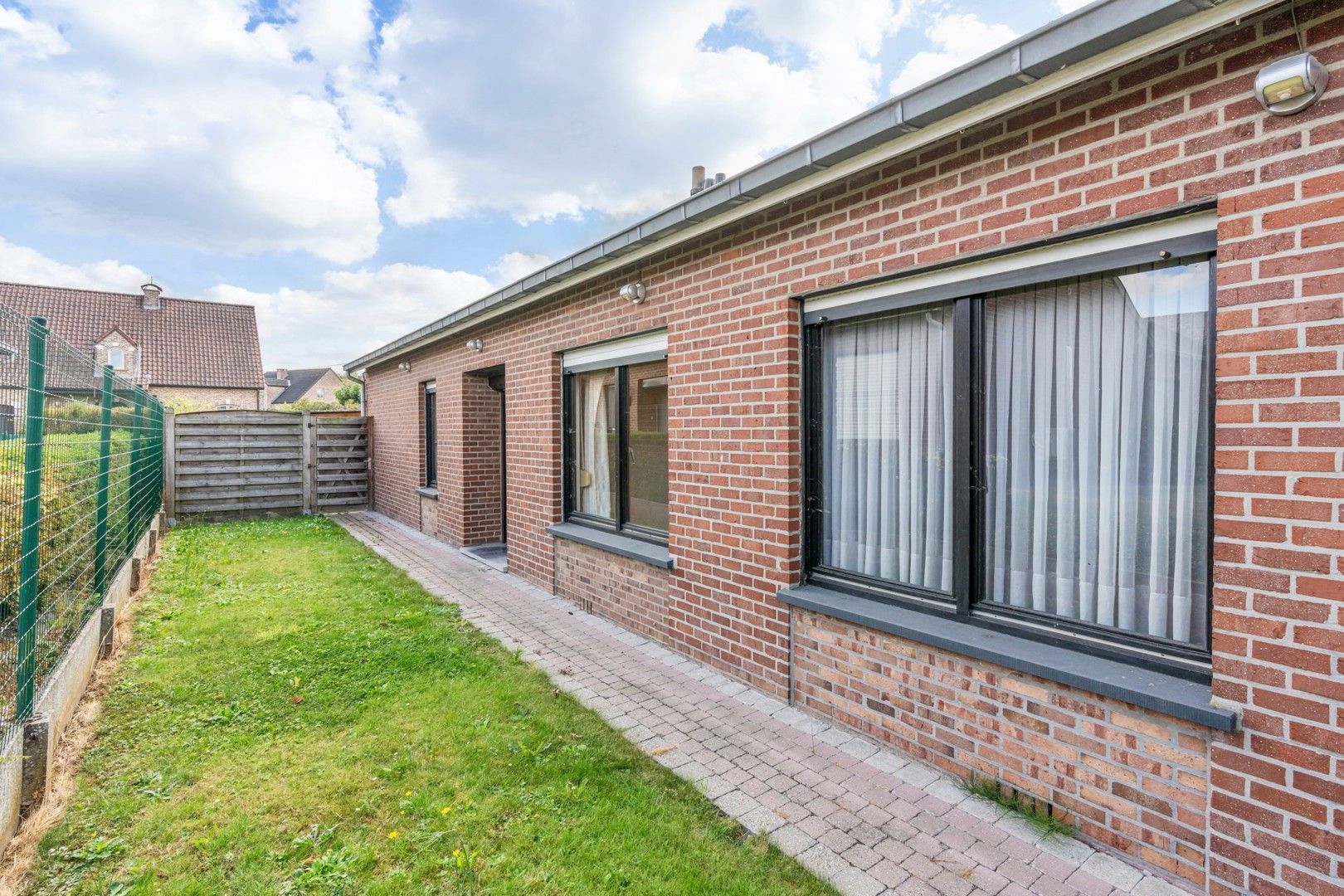 Gelijkvloerse woning met 3 slaapkamers, garage en tuin in rustige, doodlopende straat foto 2